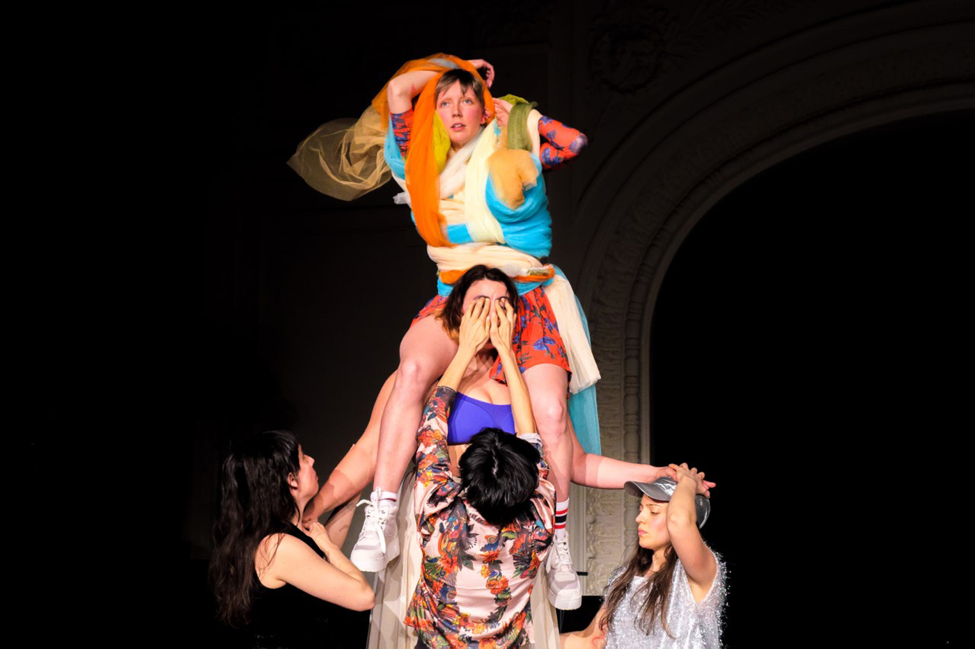 Woman held up by others in Veza Fernández dance theatre Wenn Auge Mund Wird